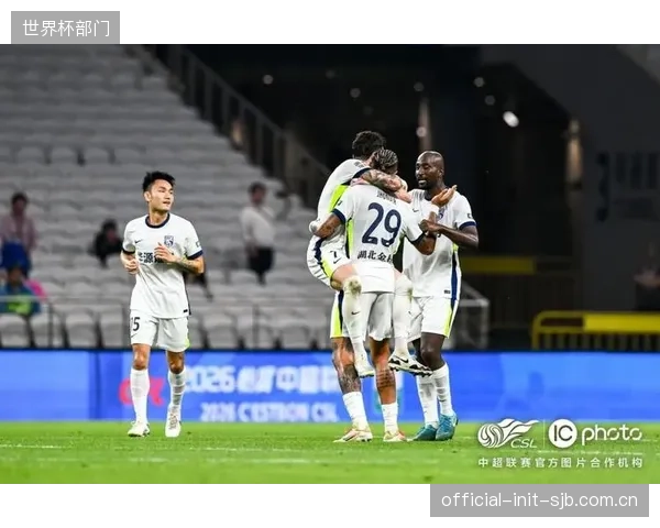 武汉三镇前锋卡迪斯暂列射手榜首位,成为球队保级的关键火力点。 武汉三镇前锋卡迪斯暂列射手榜首位,成为球队保级的关键火力点。